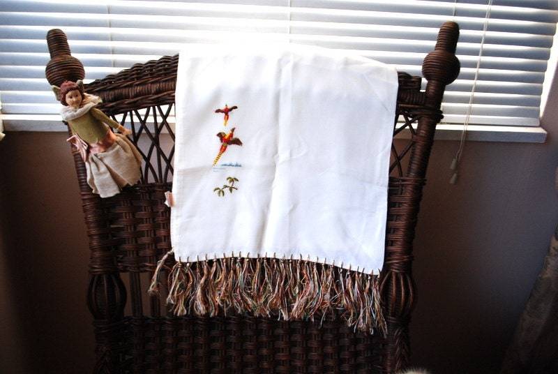 Boho Vintage 70Er Jahre Weiß Acetat-Rayon, Lange, Doppelschal Mit Einem Fasan Stickerei Und Mehrfarbige Handgefertigte Quaste von VezaVe