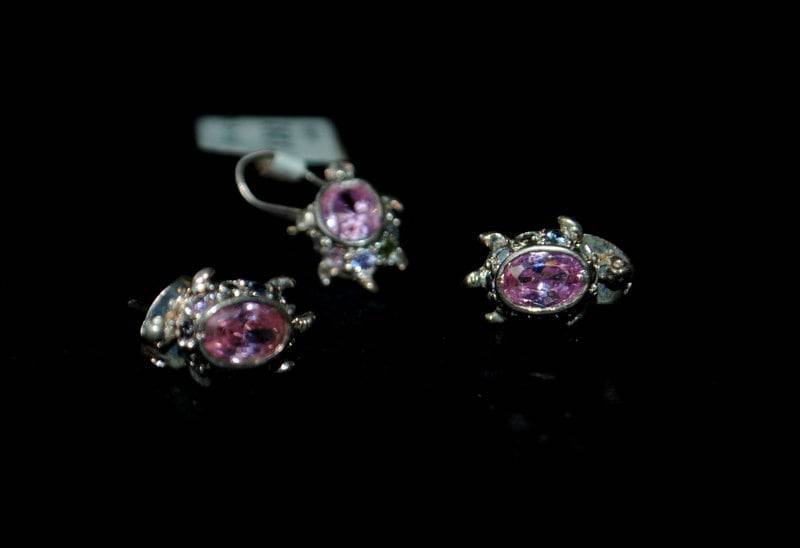 Boho Vintage 90Er Jahre Sterling Silber Schmuckset Kleiner Schildkröten Anhänger Mit Passenden Durchbohrer Ohrringen. Akzentuiert Einem Rosa Saphir von VezaVe