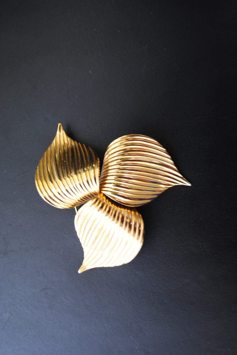 Edel Vintage 70Er Jahre Gold-Ton Textur Metall Drei Blätter Große Brosche. Hergestellt Von Sarah Coventry von VezaVe