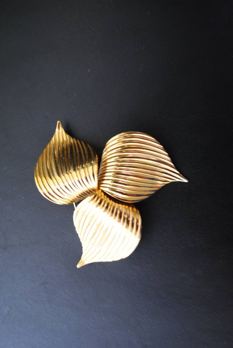 Edel Vintage 70Er Jahre Gold-Ton Textur Metall Drei Blätter Große Brosche. Hergestellt Von Sarah Coventry von VezaVe