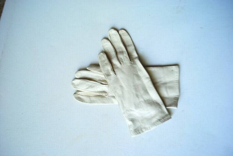 Edle Vintage 70Er Jahre, Off White Mit Grauem Farbton, Kinderhandschuhe. Hergestellt in Italien. Größe 7 von VezaVe