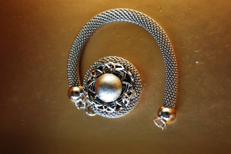 Edles Vintage 80Er Jahre Versilbertes Metallgeflecht, Schlangen Stil Armband Mit Großer Taschenuhr Form, Schwerer Charm. Hergestellt Von Monet von VezaVe