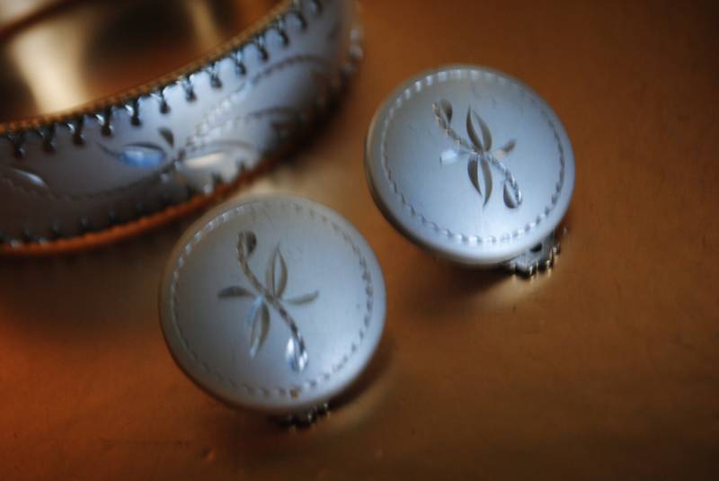 Glamour Vintage 1960Er Silber Ton Kombiniere Metall Schmuckset Bungle Ovales Armband Und Runde Ohrclips Mit Radierungsdesign von VezaVe