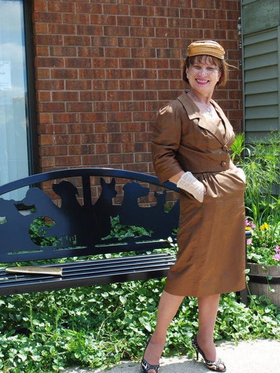 Glamour Vintage 50Er Jahre Braunes Jacquard Seiden Wackelkleid Mit Einer Cropped Jacke. Stanley Korshak. Chicago. Größe 6 von VezaVe