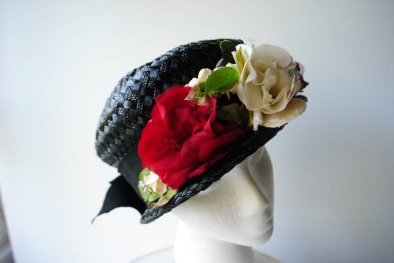 Glamour Vintage 60Er Jahre Strohhut Mit Einem Kurzen Bron Und Weinroten Weißen Seidenrosen. Hergestellt Von Coronet. Größe 54 cm von VezaVe