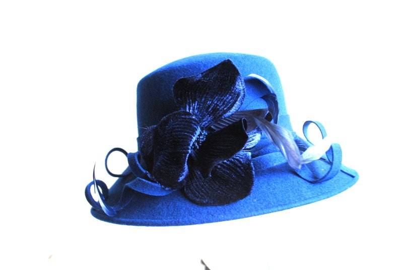 Glamour Vintage 80Er Jahre Wollhut Mit Einer Hohen Krone, Krempe Nach Unten, Orchideenblüten Und Feder. Hergestellt Von Betmar. Größe 22 von VezaVe