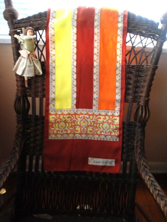 Herbst Mode Vintage 70Er Jahre Polyester, Langer Schal Mit Gelb, Rost, Orange Breiten Streifen Und Paisley Details. Hergestellt Von Cesandre in Paris von VezaVe