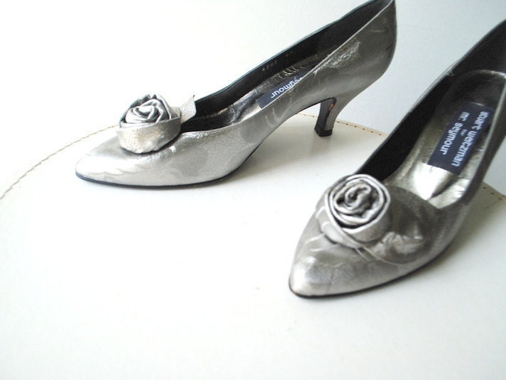 Hochzeit Vintage 80Er Jahre Silberfarbene, Strukturierte Metallic Leder Pumps Mit Einem Skulpturierten Rosen-Akzent. Hergestellt Von Stuart Weitzman von VezaVe