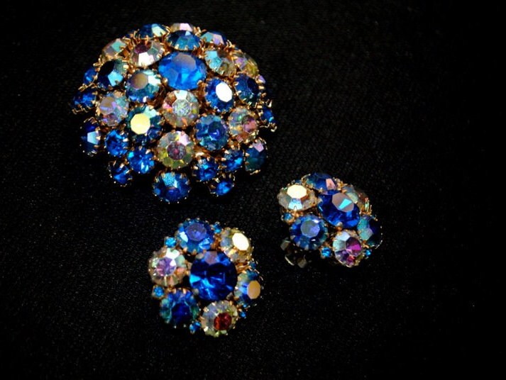 Hollywood Vintage 1950Er Jahre Blau Regenbogen Aurora Borealis Demi Parure, Brosche Und Ohrclips. Von Joseph Warner Gemacht von VezaVe