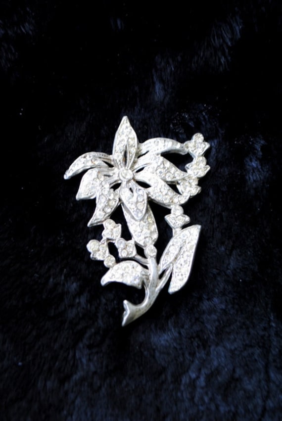 Jugendstil Vintage 30Er Jahre, Klare Strasssteine, Große Blume, Vertikale Brosche von VezaVe