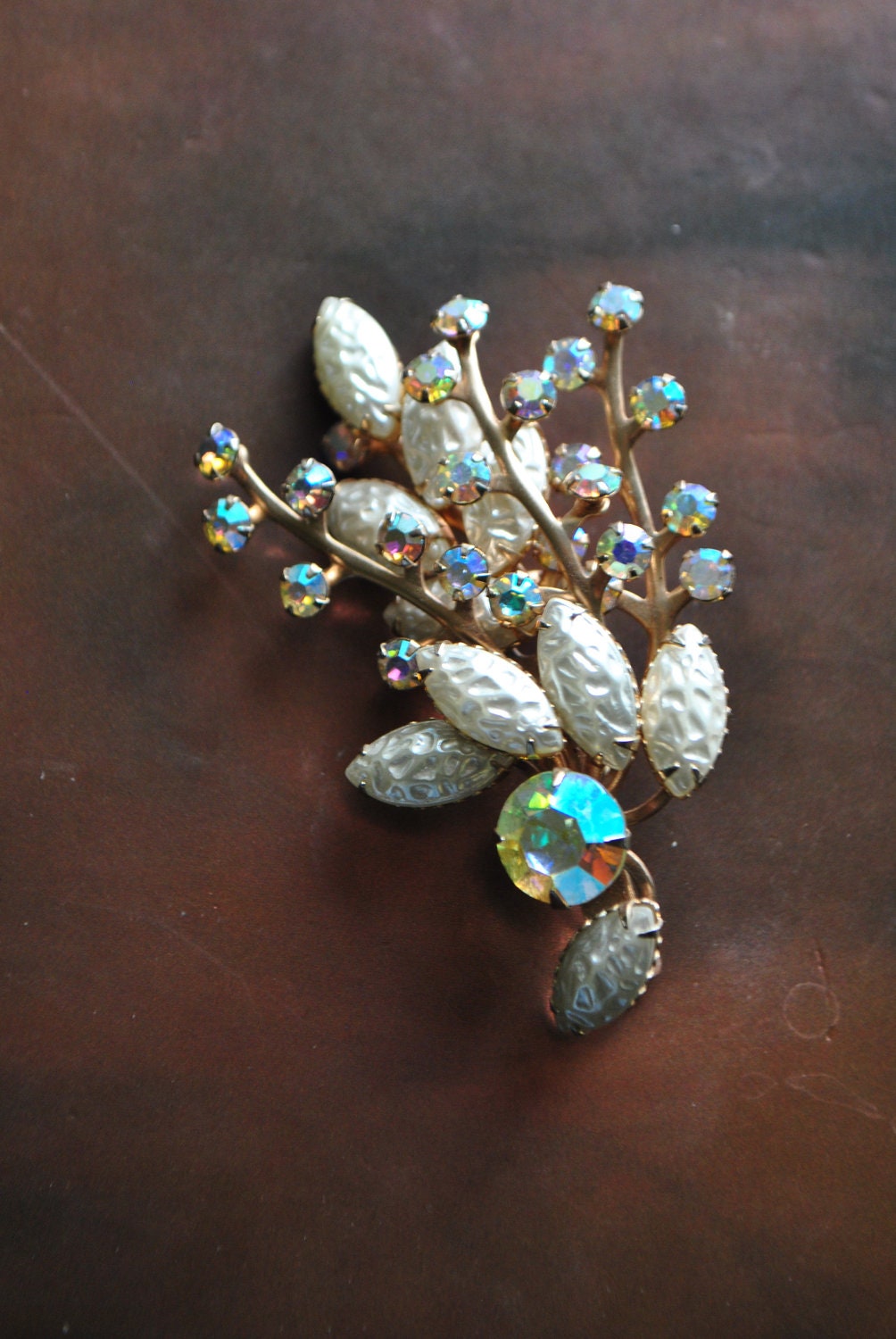 Luxuriöse 80Er Nordlicht Mit Strukturierten Weißen Kunststoff-Brosche von VezaVe