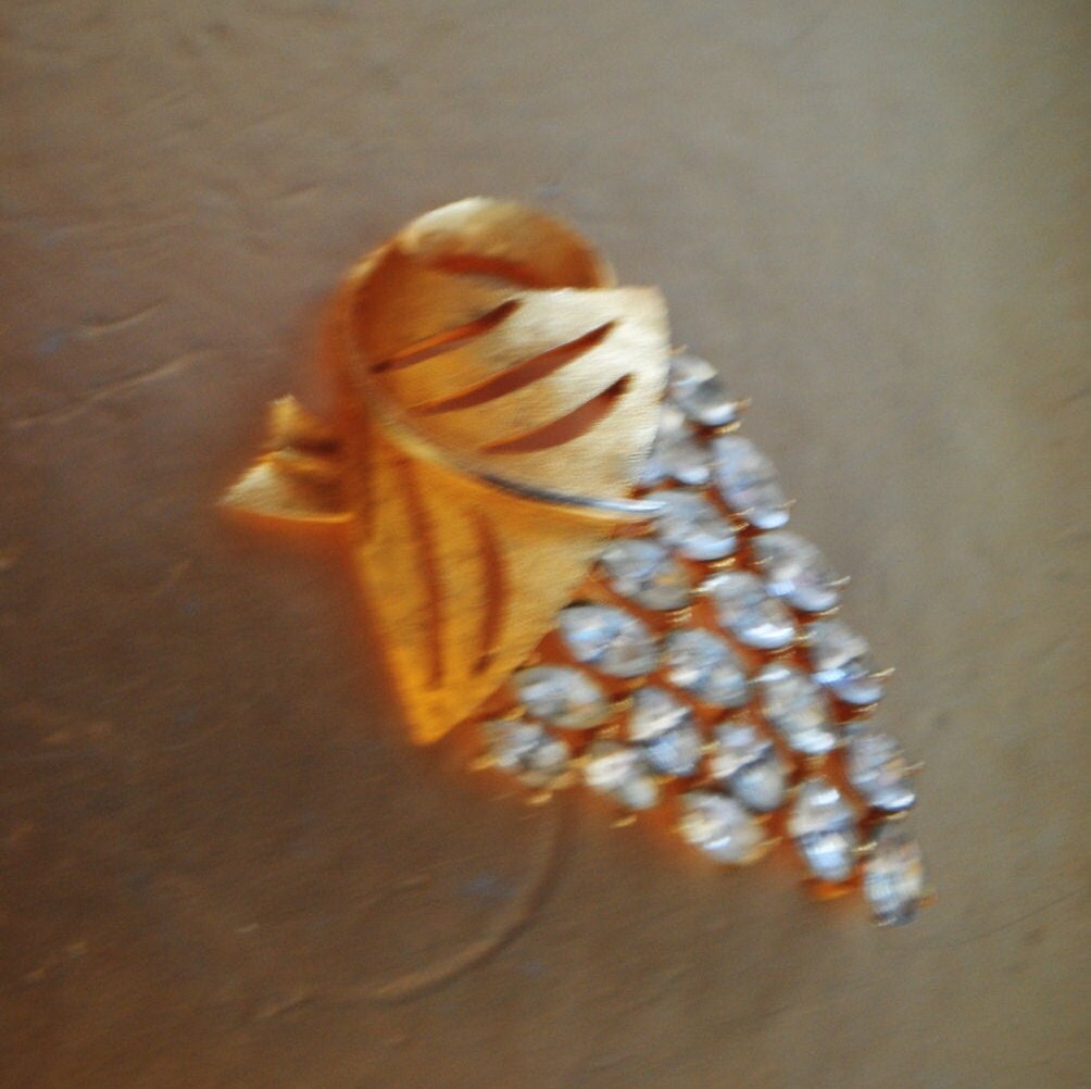 Luxuriöse Vintage 50S Strass Brosche Mit Traube Trauben in Goldfarbener, Gebürsteter Metallfassung von VezaVe