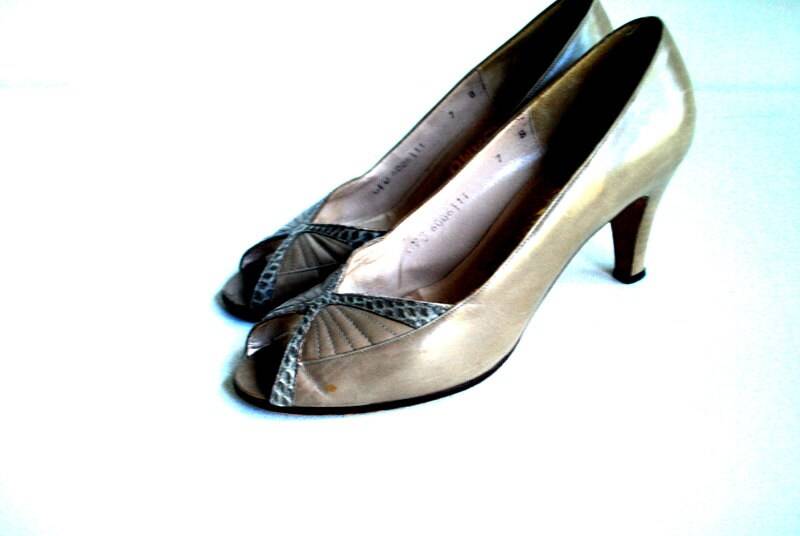 Luxuriöse Vintage 70Er Jahre Graue Echtleder Offene Peep, High Heel Schuhe. Hergestellt Von Ferragamo. Größe 7B von VezaVe