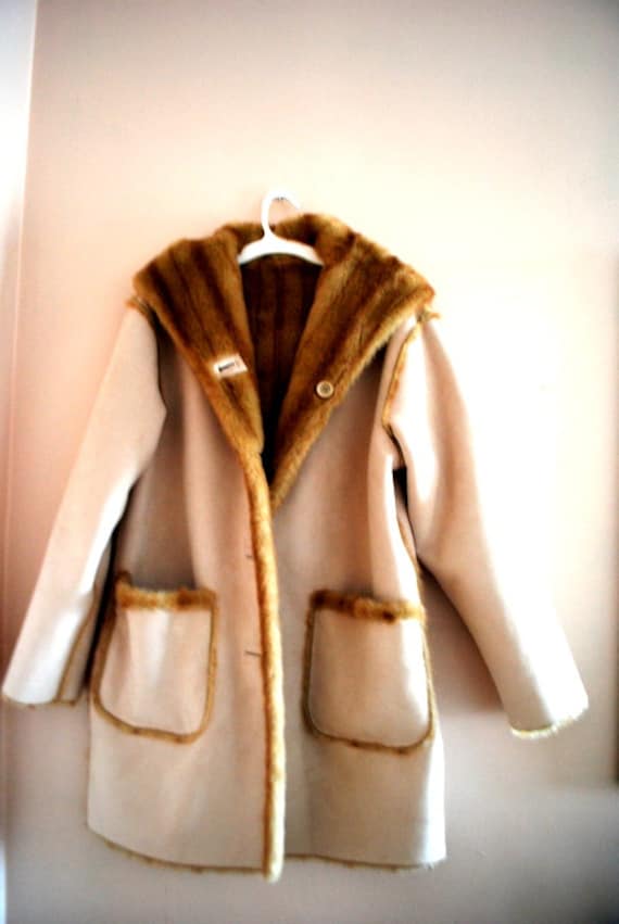 Luxuriöser Vintage90S, Hellbraun Kunstfell Mit Hellbeigen Wildlederimitat Wendemantel Kapuze. Zwei Mäntel in Einem. Größe L von VezaVe