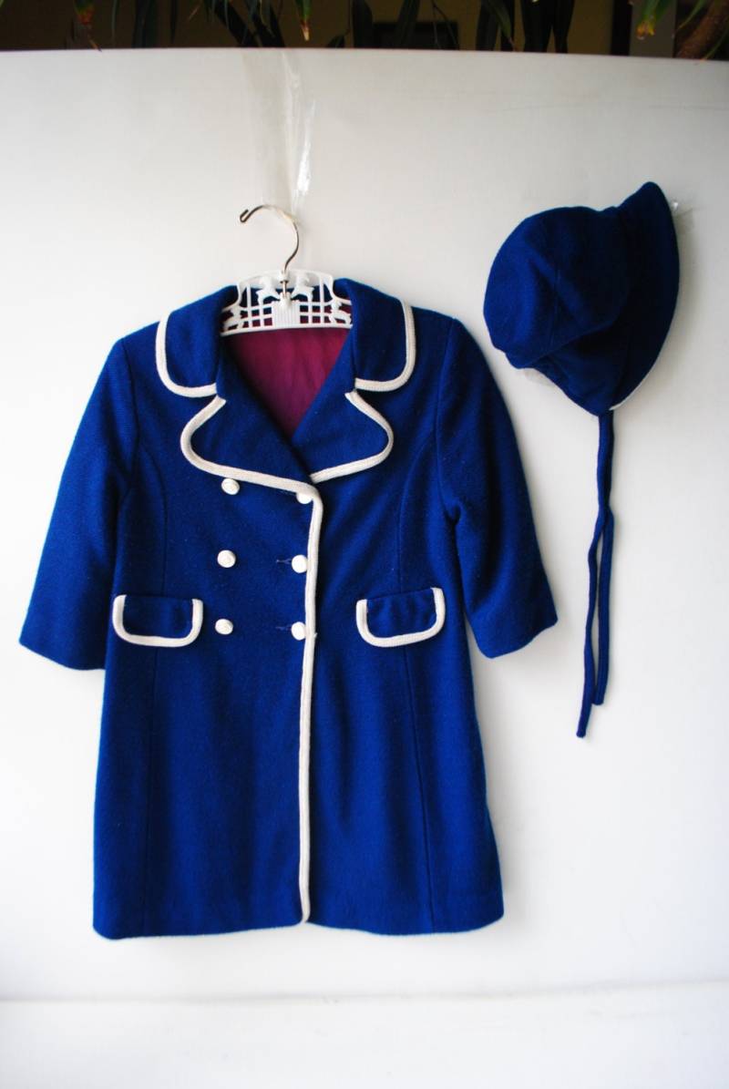 Maritimer Vintage 1950Er Marineblauer Acrylmantel Für Kleine Mädchen Mit Passender Mütze. Größe 2 von VezaVe