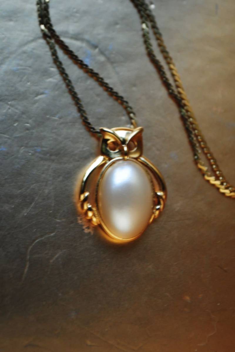 Mod Stil Vintage 70Er Jahre Goldfarbene Metall Halskette Mit Ovaler Form Weiße Perle Eule Anhänger. Hergestellt Von Trifari von VezaVe