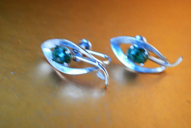 Mod Vintage 1960Er Sterling Silber Schraubrücken Vertikal, Offene Ovale Form Skrew Rücken Ohrringe Mit Einem Malachit Mittelstück. Hergestellt Von von VezaVe