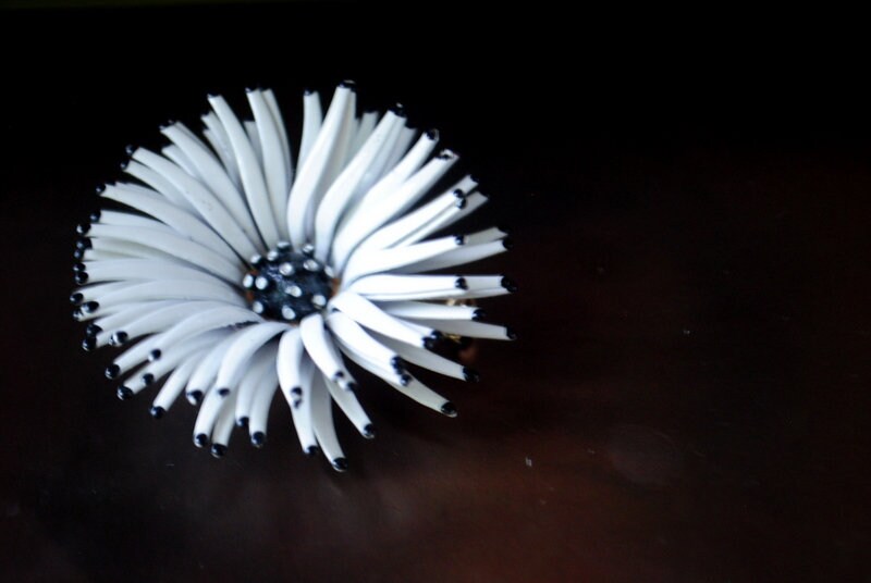 Mod Vintage 60Er Jahre Weiß Emaille Chrysantheme Brosche Mit Einem Schwarzen Akzent. Mint Zustand von VezaVe