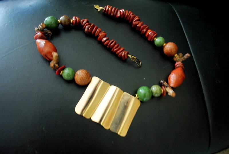 Moderne Vintage 80Er Jahre Erdfarbe, Erdfarbe Perlen Halskette Mit Einem Großen Goldfarbenen Metall-Detail. Hergestellt Von Paula von VezaVe