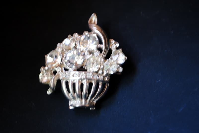 Retro Vintage 50Er Jahre Brosche Mit Einem Silberton Metall Vase Und Große Klare Strass Blumen von VezaVe