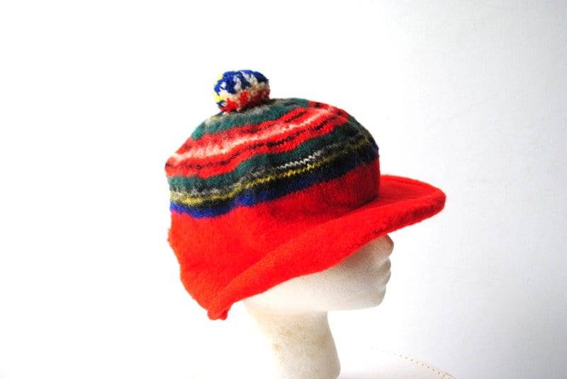 Retro Vintage 60Er Jahre, Mehrfarbige Unisex Baskenmütze Aus Wolle Mit Einer Krempe Vorn Und Seitlichen Klappen. Made in Scotland.größe 22 von VezaVe