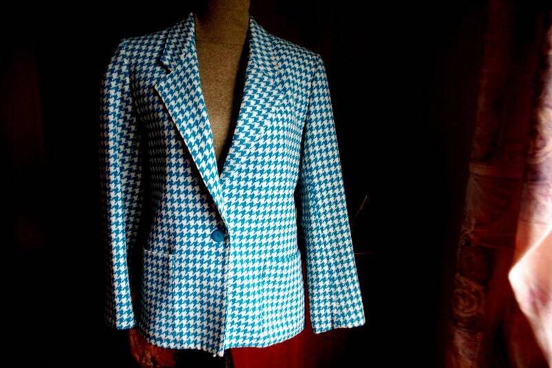 Retro Vintage 80Er Jahre, Petrol - Blau Und Weiß Hahnentritt, Wolle, Boyfriend Style Jacke -Blazer. Hergestellt Von Devon. Größe 6 von VezaVe