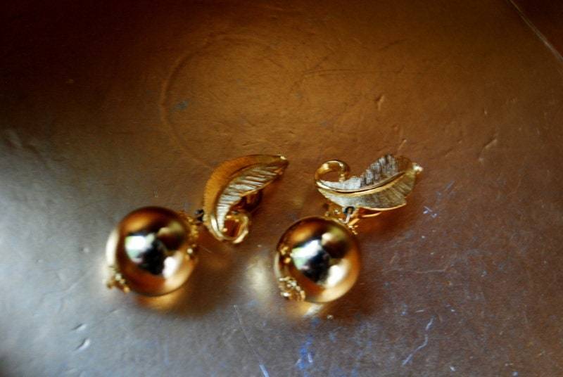 Süße Vintage 80Er Jahre, Gold-Ton-Metall, Baumeln Kugel, Eichel-Clip Auf Ohrringe Mit Einem Urlaub Der Oberseite von VezaVe