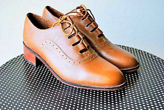 Victorian Style Vintage 70Er Jahre Hellbraune Echtleder Stiefeletten Mit Korsett-Design Vorne. Hergestellt Von Woodland. Größe 38 von VezaVe