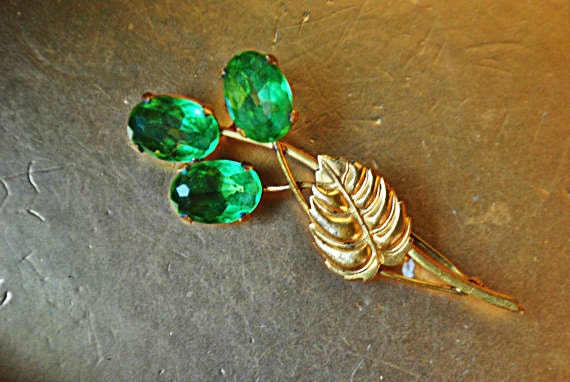 Vintage 30Er Jahre Goldton Metall Brosche Mit Hummered Blatt Und Drei Großen Smaragd Grünen Cabochon Kunstglas. Made By W.b von VezaVe