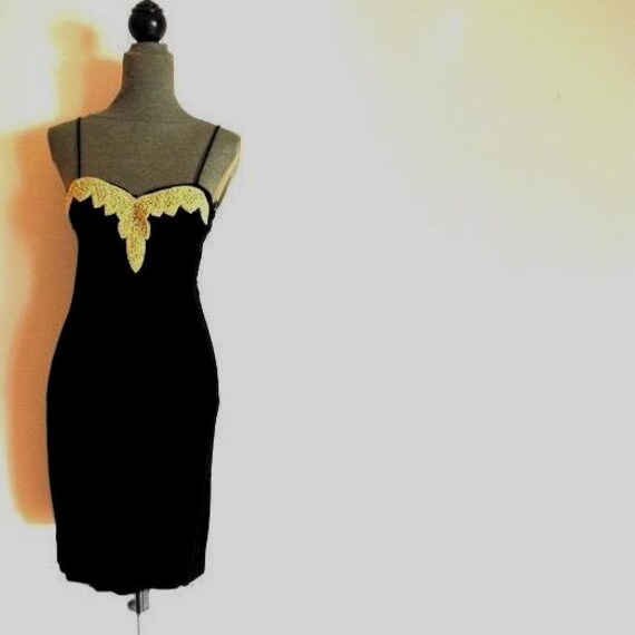 Vintage 80Er Gatsby Mini Kleid Aus Schwarzem Samt Mit Spagettiträgern Und Art Deco Stil "Gold" Verzierung." Hergestellt Von Betsy& Adam.grösse 38 von VezaVe