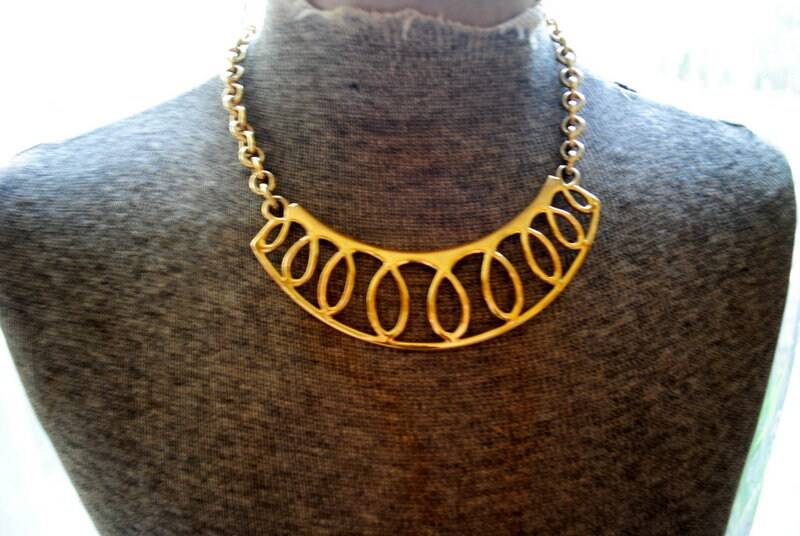 statement Vintage 80Er Jahre Goldfarbene Metall Halskette Mit Einem Swashes Design. Hergestellt Von Monet von VezaVe