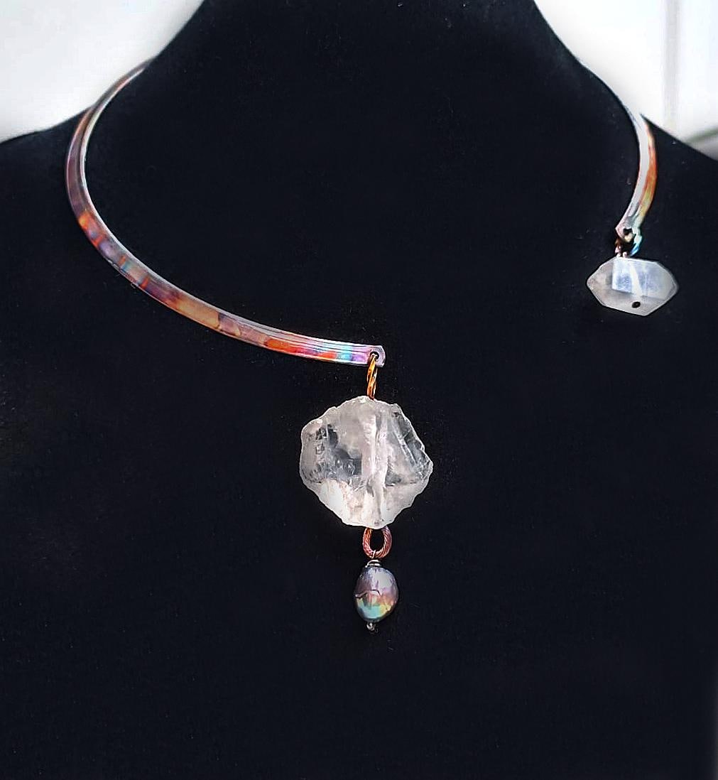 Handgemachtes Halsreif-Collier Mit Bergkristallen - Patiniertes Metall, Unikat Für Schmale Hälse Handgemachtes Halsreif-Collier Mit Bergkristallen - Patiniertes Metall, Unikat Für Schmale Hälse von ViMsign