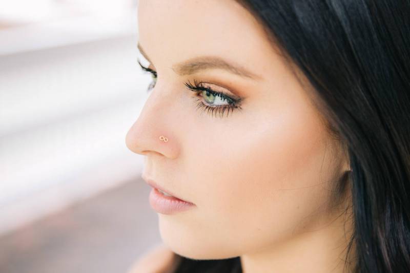 Infinity Nasenstecker 14K Gold Fill - Gehämmerte Textur L-Biegung Minimalistisch Zierlich Boho Tragus Stud von ViaFrancesca