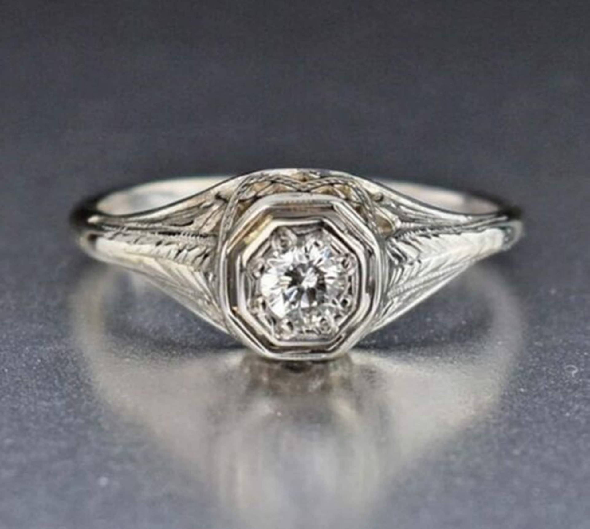1.10 Ct Rund Moissanit Diamant Oktagon Form Art Deco Engagment Ring, Vintage Stil Ehering Für Frau, Filigraner Geschenk Sie von ViaanaJewels