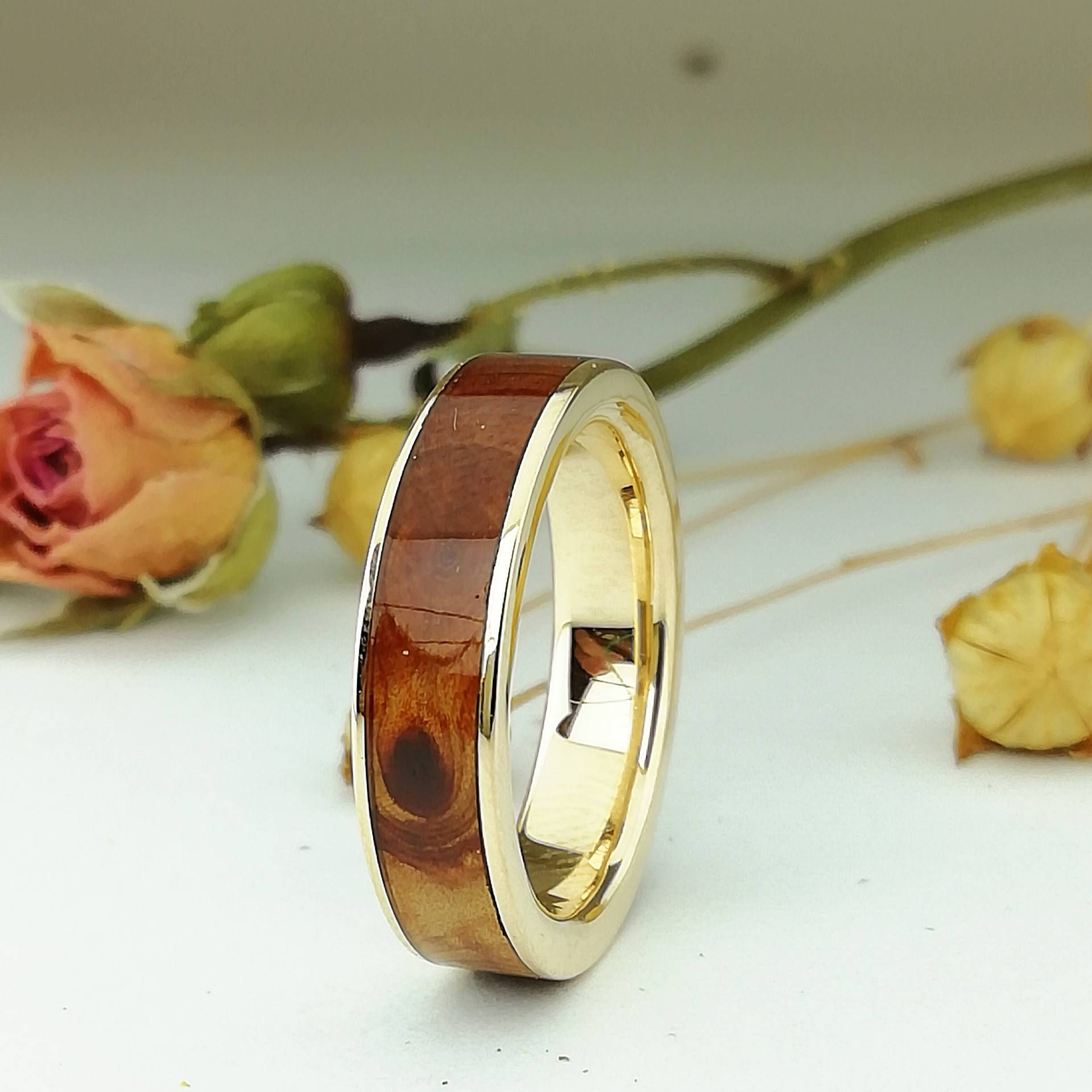 Einzigartiger Ehering Oder Verlobungsring - Aus Roségold Und Holz Originalringe Ring 18 Karat Massivgold von ViademonteJewelry