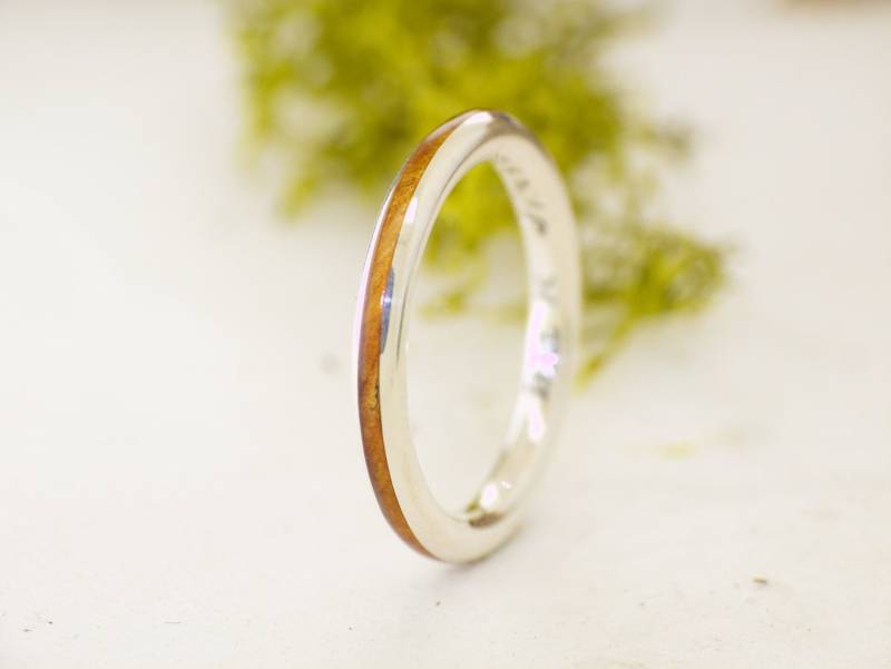 Feiner Ring Aus Sterlingsilber Und Wacholderholz/Hochzeit Holz Stapelbarer von ViademonteJewelry