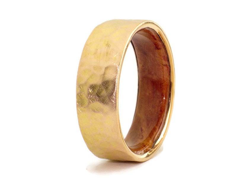 Ring Aus 18 Karat Gelbgold Und Gehämmertem Heideholz - Verschiedene Goldene Eheringe Massiver Goldring von ViademonteJewelry