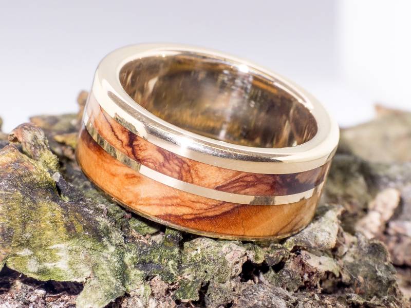 Ring Aus 18 Karat Gelbgold Und Olivenholz - Ehering Holz Gold / von ViademonteJewelry