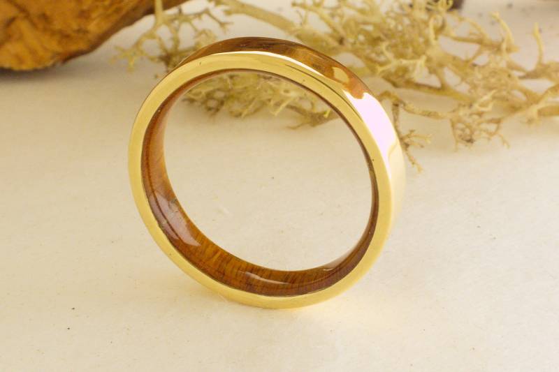 Ring Aus 18 Karat Gelbgold Und Palisanderholz - Eheringe Für Männer Frauen Massiver Goldring von ViademonteJewelry