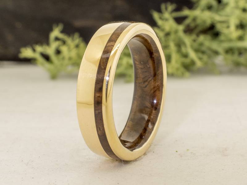 Ring Aus 18 Karat Gelbgold Und Walnussholz - Neues Design Für Eheringe Originelle Massiver Goldring von ViademonteJewelry