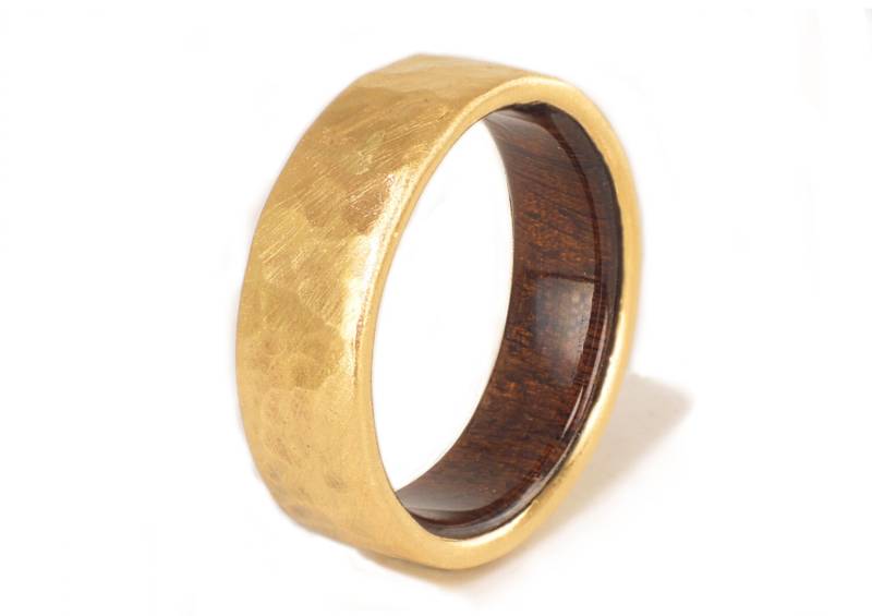 Ring Aus 18 Karat Gelbgold Und Walnussholz. Mattes Gehämmertes Finish - Originale Eheringe Holz Massiver Goldring von ViademonteJewelry
