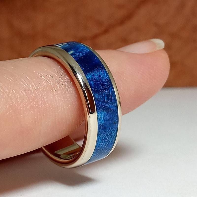 Ring Aus 18 Karat Weißgold Und Blauer Maserbirke - Ehering Mit Holz Blauer Massiver Goldring von ViademonteJewelry