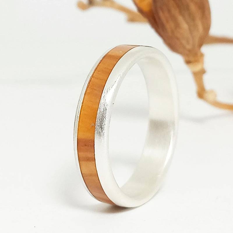 Ring Aus Silber Und Olivenholz Mit Mattem Finish. Ehering, Verlobungsring von ViademonteJewelry