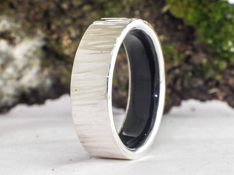 Ring Aus Sterlingsilber Und Ebenholz Mit Martelé-Finish - Original Alliances von ViademonteJewelry