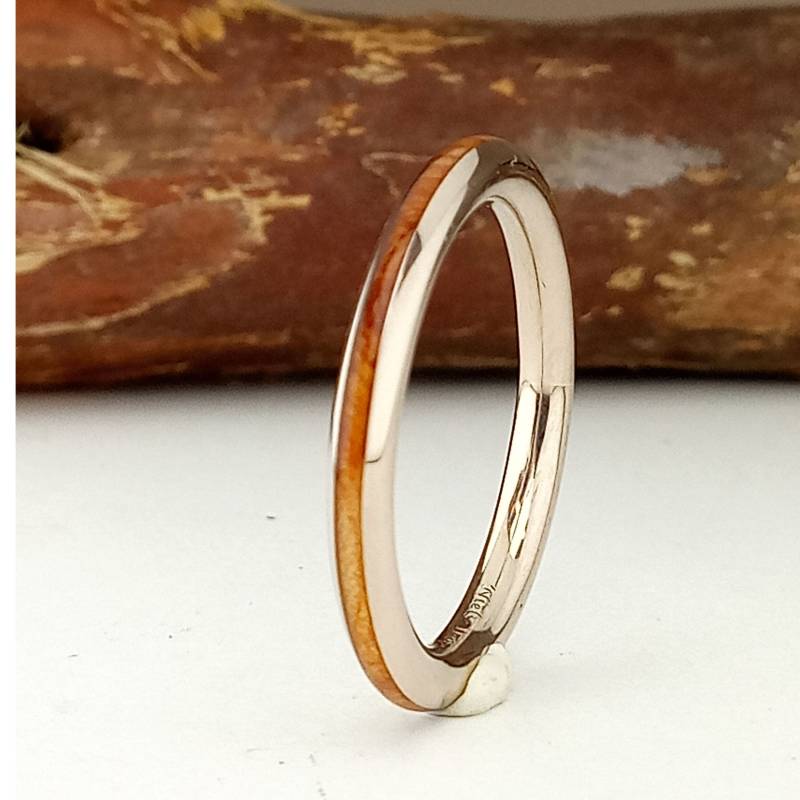 Ring Aus Weißgold Und Wacholderholz. Originelle Einzigartige Eheringe Holz - Massivem 18-Karätigem Gold von ViademonteJewelry