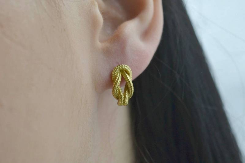 Binden Sie Die Knot Ohrringe Massiv 18K Gold Ohrstecker Knoten Freundschaft Mom Bff Handgemacht von ViazisJewelry