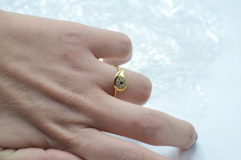 Böses Auge Goldring Massiv 18K Birnenförmiger Teardrop Eleganter Sapphire Weiß Pave Diamanten Ring Im Brillantschliff Böses Auge Goldring Massiv 18K Birnenförmiger Teardrop Eleganter Sapphire Weiß Pave Diamanten Ring Im Brillantschliff von ViazisJewelry