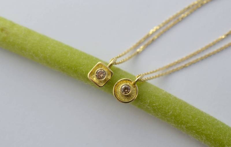 Gold Minimal Anhänger Massive 18K Halskette Solitär Diamant Tiny Karma Gold Minimal Anhänger Massive 18K Halskette Solitär Diamant Tiny Karma von ViazisJewelry