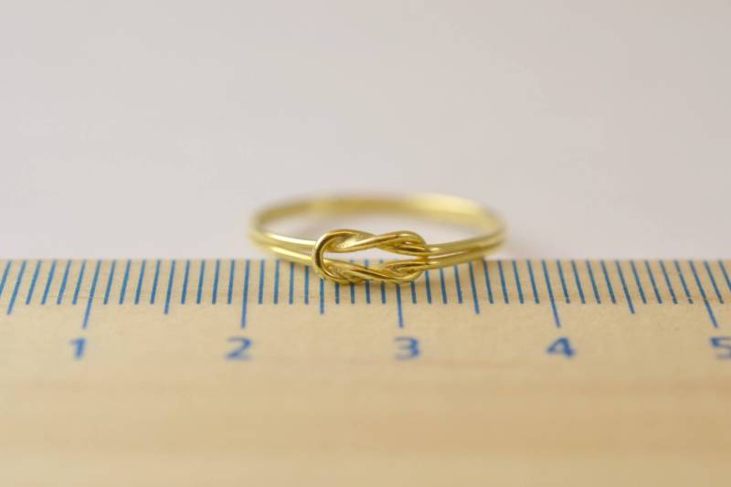 Knotenring Massiv 18K Goldring Ultradünner Ring Liebesknotenring Zierlicher Stapelring Gold Geknoteter Brautjungfer Knotenring Massiv 18K Goldring Ultradünner Ring Liebesknotenring Zierlicher Stapelring Gold Geknoteter Brautjungfer von ViazisJewelry