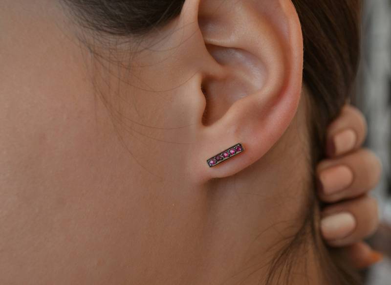 Mini Rubin Ohrstecker Massiv 18K Gold Tiny Bar Ohrringe Linie Minimal Moderne Boho Handgemacht Mini Rubin Ohrstecker Massiv 18K Gold Tiny Bar Ohrringe Linie Minimal Moderne Boho Handgemacht von ViazisJewelry